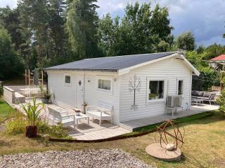 Strandnära mysig stuga med generösa utvändiga ytor - 6