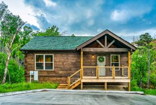 Modern Mountain Cabin! Hot Tub! Near Downtown! - Gatlinburg - 0
