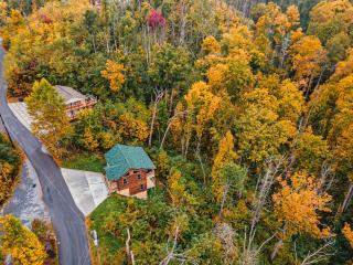 Modern Mountain Cabin! Hot Tub! Near Downtown! - Gatlinburg - 7
