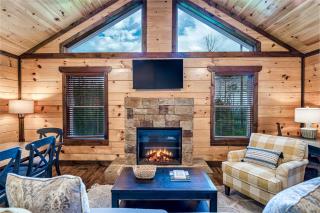 Modern Mountain Cabin! Hot Tub! Near Downtown! - Gatlinburg - 8