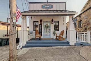 King Bed Bungalow Just Feet from Historic Main Street - Blue Ridge - 0