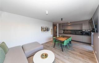 Awesome Apartment In Okrug Gornji - 9