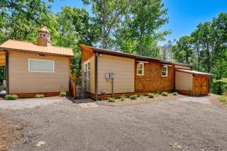 Near Main Street with Hot Tub Retreat in Hiawassee! - Hiawassee - 9