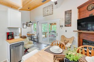 Near Main Street with Hot Tub Retreat in Hiawassee! - Hiawassee - 7