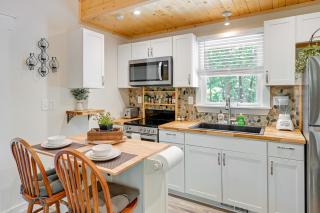 Near Main Street with Hot Tub Retreat in Hiawassee! - Hiawassee - 3