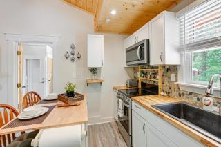 Near Main Street with Hot Tub Retreat in Hiawassee! - Hiawassee - 2