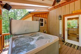 Near Main Street with Hot Tub Retreat in Hiawassee! - Hiawassee - 0