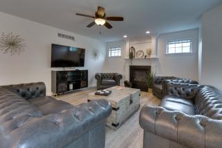 Prime Peoria Retreat with Deck and Fireplace! - Peoria - 8
