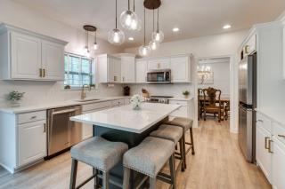 Prime Peoria Retreat w/ Deck & Fireplace! - 6