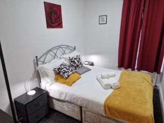 Birtley's Diamond 3 bed Apt, sleeps 6 Guests - 8