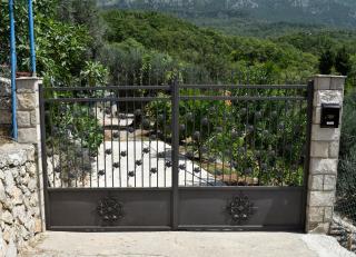 Hidden Olive Oasis - Bar - 6