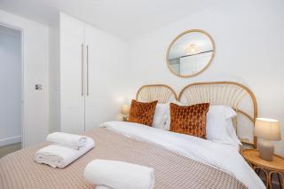 2 bed just off Tottenham Ct Rd, 2 min to Goodge St - 1