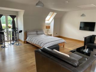 Self Contained Studio Rumbling Bridge - 5