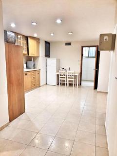 Spacious 4 Bedroom in a Quiet Area in Tel Aviv - Tel Aviv - 8