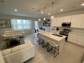 Modern and Sparkling New 3Bd Townhome, 20 Min to Disney - 7