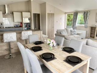 The Retreat 22 - Hot Tub Lodge, pet friendly, WiFi - Golden Palm Resort - Meadow Lakes Caravan & Lodge Hire - Skegness - 7