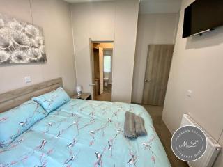 The Retreat 22 - Hot Tub Lodge, pet friendly, WiFi - Golden Palm Resort - Meadow Lakes Caravan & Lodge Hire - Skegness - 5