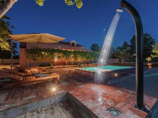 Charming holiday home with private pool - Donji Zemunik - 4