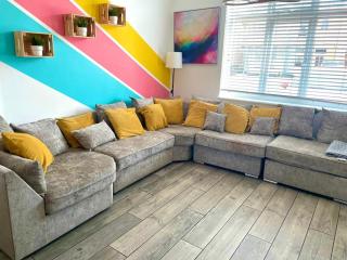 Large New 4 bedroom House Sleeps up to 12 - Accepts Groups - Great Location - FREE Parking - Fast WiFi - Smart TVs - sleeps up to 12 people - Close to Bournemouth & Poole Town Centre & Sandbanks - Bournemouth - 1
