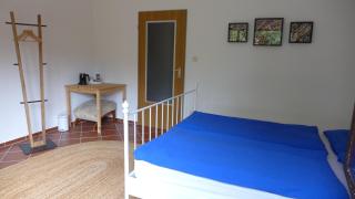 Gemütliches Zimmer mit Doppelbett und Tischtennisraum - 7