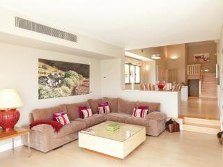 Belvilla by OYO Vibrant Villa with Swimming Pool - 7