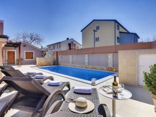 Villa in Pula with Private Pool & BBQ - 2