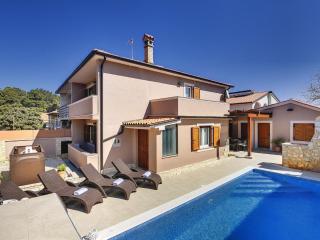 Villa in Pula with Private Pool & BBQ - 4