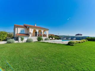 Spacious Villa with Private Swimming Pool - Debeljak - 0