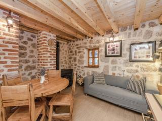 Cozy Holiday Home with Garden in Starigrad - Starigrad-Paklenica - 2