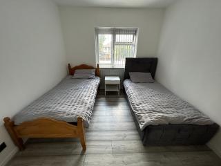 Lovely 3 Bedroom Entire Home With Street Parking - Close to NEC, BHX Airport - Sleeps 6 Guests IDEAL FOR CONTRACTORS & FAMILIES - Birmingham - 7