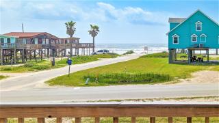 Hot Tub and Jacuzzi Suite! 100 steps from spacious beach and Jetty park! Generations Retreat Sleeps 26 - 3