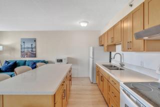Deluxe Waikiki Condo Pool View FREE Parking & Wi-Fi - 1