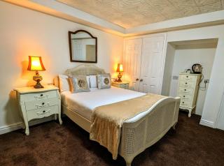 Brookside Hotel & Restaurant ,Suitable for Solo Travelers Couples Educational Groups Families & Contractors welcome - Chester - 5