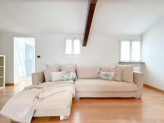 [Elegante mansarda] 300mt dal mare - Centro - WiFi - Savona - 2