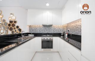 Paramount 2 Bed Apt, Roof Top Bar and Pool overlooking Burj, Triple Balcony, Fully Equipped, Free Toiletries, Full Kitchen, 2 and half Bathrooms, Ground Floor Supermarket, Influencers Haven, Sunrise and Sunset Views over the Sea From All Balcony - 1