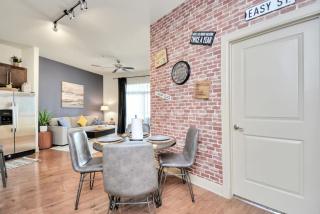Lux Mid-Rise Walking Distance to NRG Stadium - Houston - 0