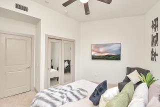 Lux Mid-Rise Walking Distance to NRG Stadium - Houston - 6