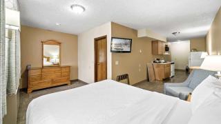 Clarion Hotel & Suites Fairbanks near Ft Wainwright - Fairbanks - 2