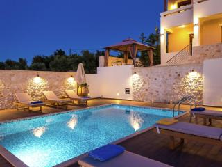 Villa in Arkadi with Private Pool & Sea Nearby - Roúpai - 4