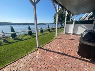 Riverside Retreat-Waterfront Walkout Apartment - 8