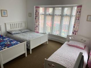 BARBIE HOUSE , 2 Bedroom Garden Apartment with Private Car Space , Opposite Paignton Pier , 2 Double Beds , 2 Single beds Kitchen & Air Fryer , Reception to Help you - Paignton - 5
