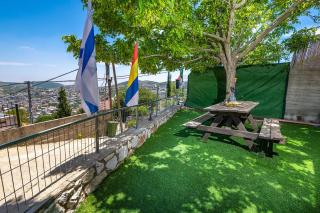 בקתות עץ מעל העננים - אירוח דרוזי - בקתות כפריות עם נוף מהמם ובריכה מחוממת מקורה משותפת - 1