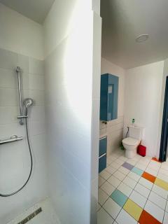 Appart Pop-Art proche autoroute, plages et attractions, Wifi - TV, déco stylée, calme - Bessan - 2