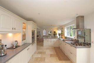 Large & Spacious 5 Bedroom, 3.5 Bathroom House - 6