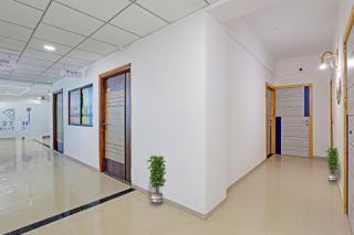 Hotel Solitaire, Premier Budget Friendly Luxury Hotel In Surat, Perfect For Families, Couples and Business Travelers - Surat - 4