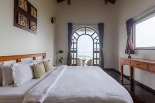 Lake Arches by StayVista - Lakeside villa with Infinity pool, Gazebo & Modern Greek interiors - Igatpuri - 4
