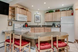 Laurelwood Condominiums 406 - 5