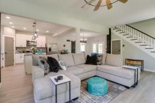 Spacious Yard, Games and Fire Pit Grove Home Rental - Grove - 0