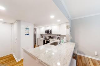 Beach Wood Wonder with pool access - walk to ocean - 4