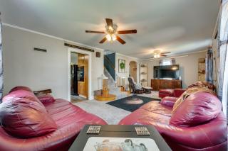 Cozy Iowa Getaway with Patio and Fenced-In Yard! - Dyersville - 8